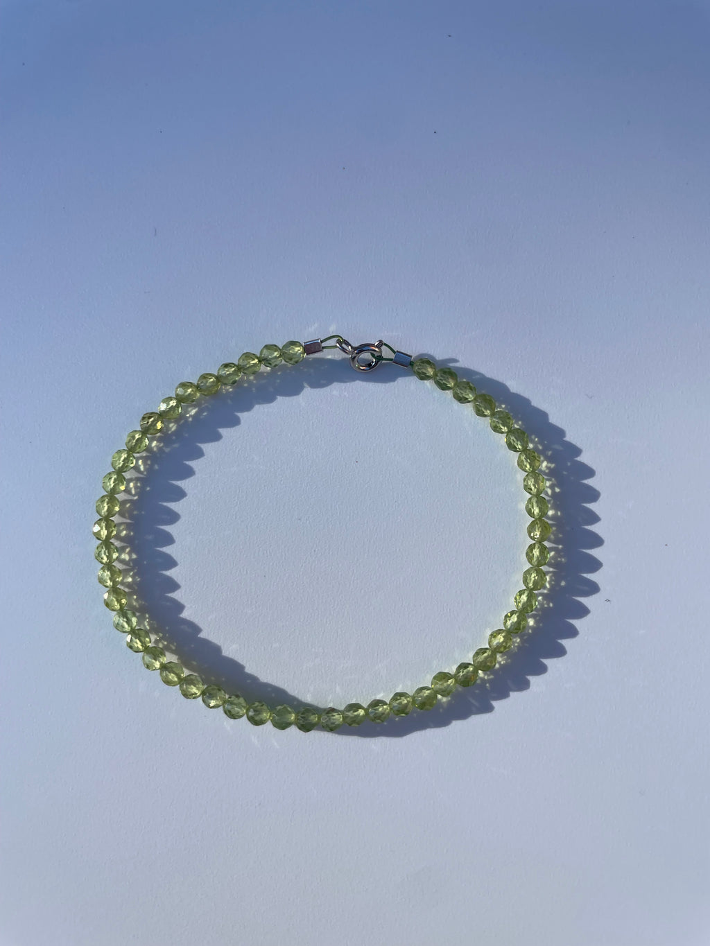 Fazettált peridot karlánc sterling ezüst zárral